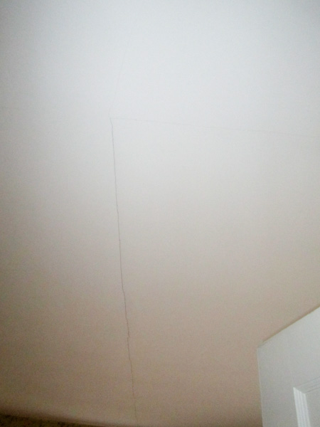 Should I Be Worried About These Cracks In The Ceiling Ars